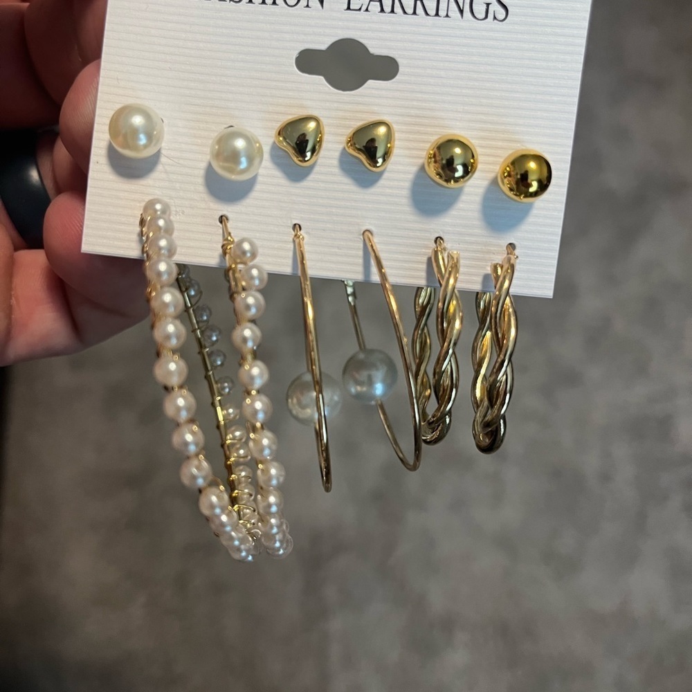 8 set of Fashion Jewelry - All 8 sets in photos - Silver Gold Plated Earrings